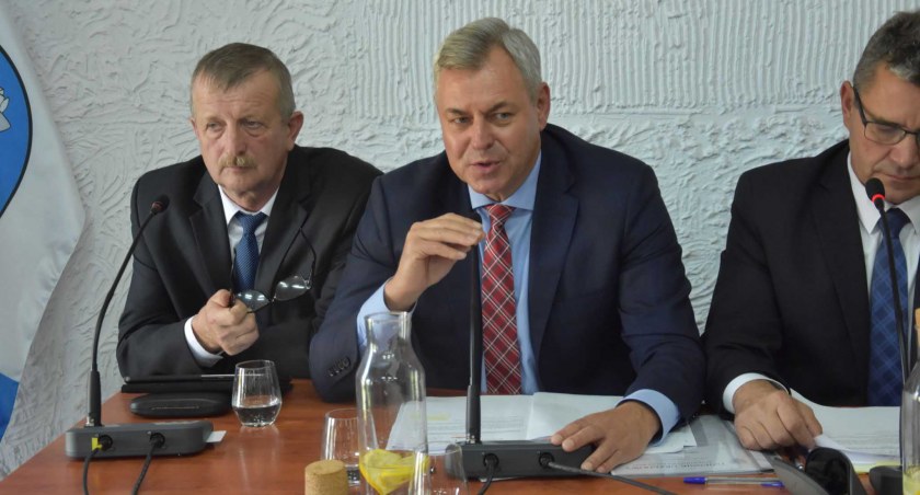 Wójt Tomasz Stolarczyk podkreśla, że trwa też dochodzenie w stosunku do banków, więc być może uda się odzyskać  pieniądze fot.: Katarzyna Cieślik