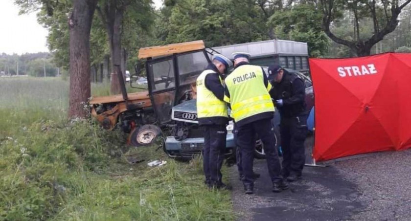 Zdjęcia służb mundurowych z miejsca wypadku pokazują kompletnie zniszczone audi A6. Jego kierowca nie miał szans wyjść cało z wypadku fot.: arch. KPP w Wieruszowie, KP PSP w Wieruszowie.