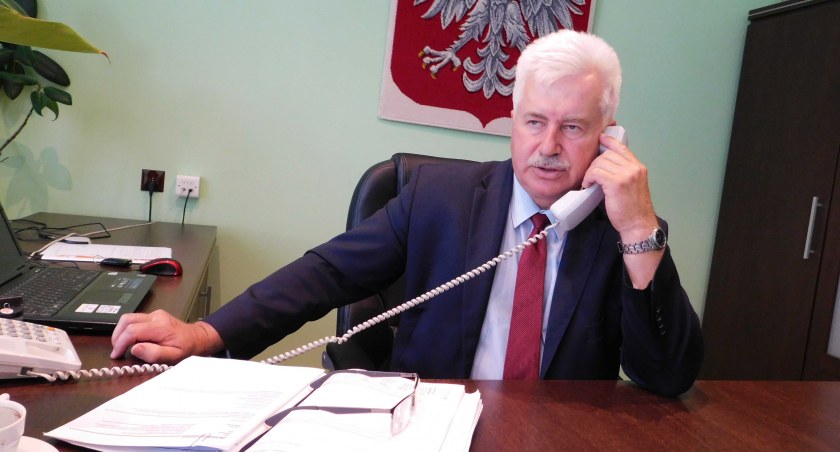 - Ryszard Turek, wójt Ostrówka, cieszy się, że jego praca została doceniona. Zapewnia, że dalej będzie działał dla dobra gminy, realizując kolejne inwestycje. fot.: Magdalena Lizurej