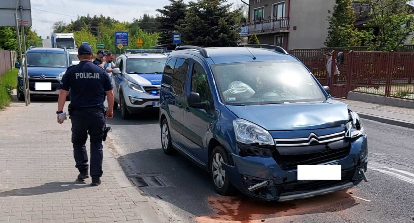 Poszkodowana kobieta, pasażerka skody, trafiła do szpitala. Jej życiu i zdrowia nie zagraża niebezpieczeństwo fot.: arch. KPP w Pajęcznie