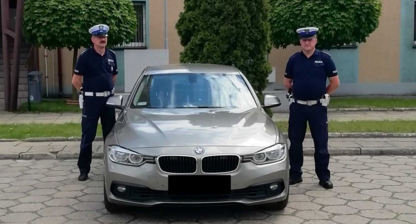 Asp. Sławomir Hanka oraz mł. asp. Marek Bator podjęli decyzję, aby eskortować rodzącą i jej męża w drodze do szpitala. Dzięki ich pomocy kobieta trafiła w ręce specjalistów w ostatniej chwili fot: KPP w Wieluniu