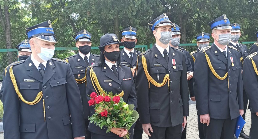 fot.: Magdalena Lizurej Podczas uroczystej zbiórki, w gronie zaproszonych gości, strażacy odebrali medale i akty nadania na wyższe stopnie służbowe