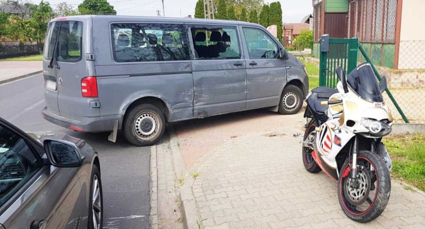 W wyniku zderzenia pojazdów najbardziej ucierpiał kierujący motocyklem fot.: archiwum KPP w Wieluniu