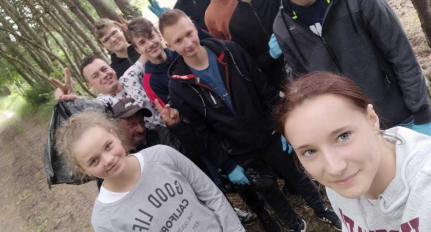Kolejny raz mieszkańcy Chorzyny chętnie wybrali się do okolicznego lasu, by zrobić w nim porządek fot.: archiwum prywatne