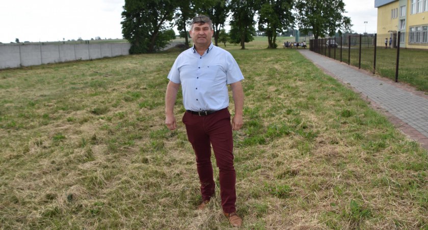 Wójt Mariusz Mielczarek przypomina, że gmina Kiełczygłów już w poprzednich latach starała się o dofinansowanie na zagospodarowanie placu przy podstawówce  fot.: Katarzyna Cieślik 