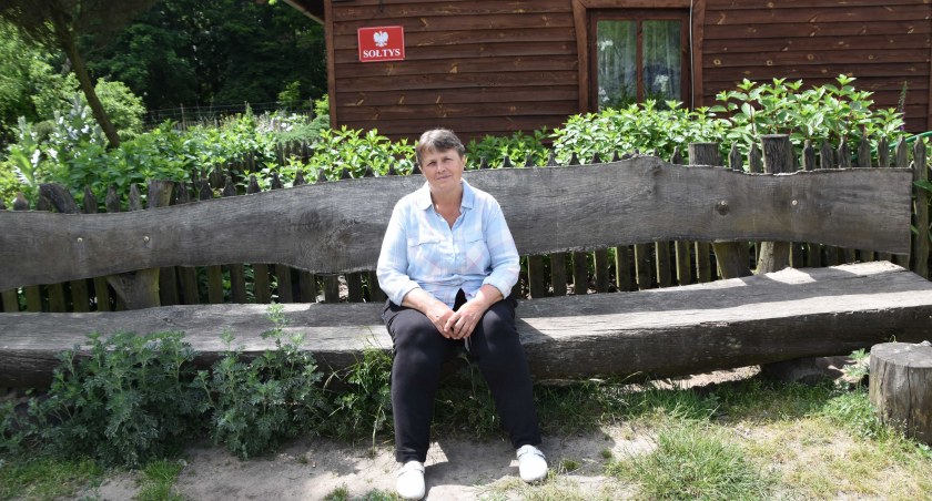 Barbara Głowienkowska kocha swój dom, ogród i walczy, by w Marężach w końcu powstała asfaltowa droga fot.: Katarzyna Cieślik