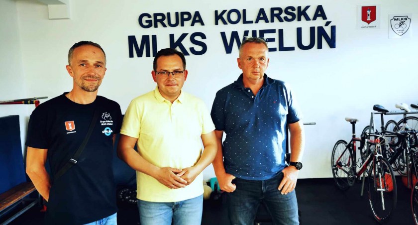 O niedzielnym wyścigu opowiadali (od lewej): Michał Kuś, wiceprezes MLKS Wieluń, Paweł Rychlik, poseł na sejm RP oraz Roman Kozłowski, prezes MLKS Wieluń / Fot. Sławomir Rajch