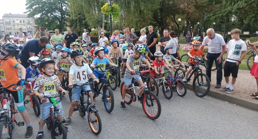 zdjęcie uczestników wyścigu dzieci podczas 53. Ogólnopolskiego Kryterium Kolarskiego w Wieluniu 