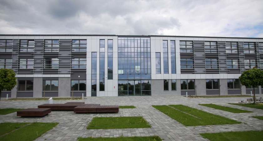 Nowy urząd zarówno na zewnątrz, jak i wewnątrz jest wykończony niezwykle nowocześnie fot.: archiwum Urzędu Gminy Rząśnia