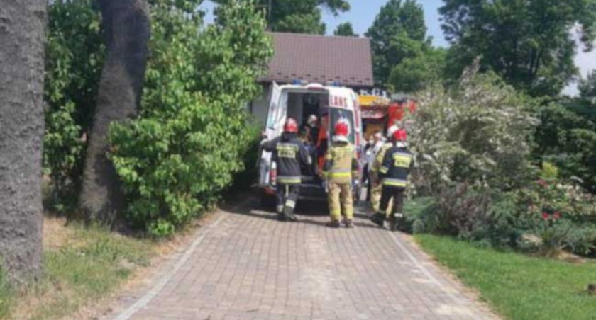 - W środę, 9 czerwca, strażacy przybyli na pomoc starszej kobiecie, która wpadła do studni. fot.: arch. KP PSP w Wieluniu/kpt. Grzegorz Kasprzyczak