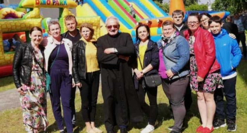 - Parafianie z Kiełczygłowa  po mszach odpustowych mieli okazję integrować się na pikniku. Wspólna rozmowa, razem wypita herbata pomagają w budowaniu wspólnoty.  fot.: arch. parafii w Kiełczygłowie