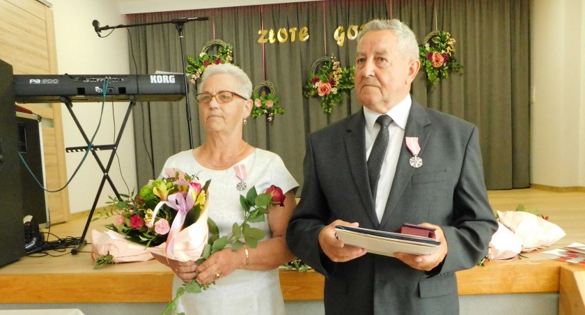 - Medal za długoletnie pożycie małżeńskie, jest jedynym odznaczeniem państwowym, które trzeba zdobyć w parze. W piątek, 11 czerwca, małżonkowie z dumą przyjmowali na swoje piersi  dekoracje fot.: Magdalena Lizurej