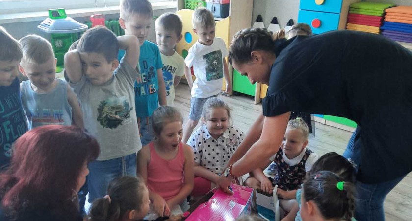 - Dzieci nie kryły radości widząc okazałe paki, które ze sobą przywieźli strażacy. Od razu wzięły się za rozpakowywanie prezentów. fot.: arch. OSP Skrzynno