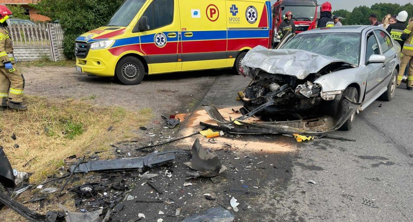 Z nieustalonych dotąd przyczyn, 64-latek zjechał na przeciwległy pas ruchu… fot.: OSP KSRG Młynisko