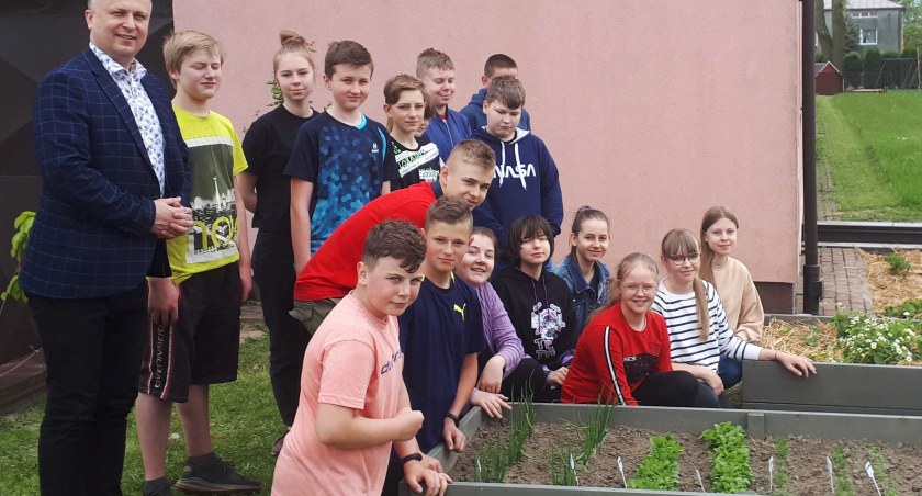 W ramach projektu uczniowie urządzili szkolny ogródek warzywno-owocowy. Na zdjęciu wraz z dyrektorem placówki Tomaszem Czarnym fot.: archiwum szkoły