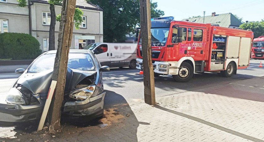 Jeden z samochodów, biorących udział w kolizji, uderzył w przydrożną latarnię fot.: Zbigniew Stępień (3)