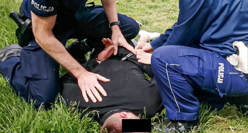 Agresywnie zachowujący się pijany kierowca, został obezwładniony i zatrzymany fot.: CBŚP w Opolu 
