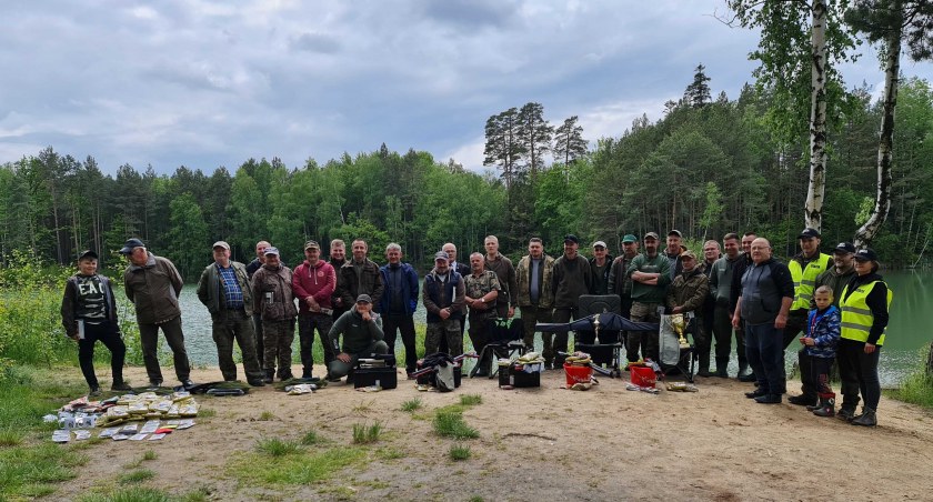 Zmagania wędkarskie zakończyły się wspólną fotografią, która zapewne trafi do niejednego, rodzinnego albumu fot.: Andrzej Kalemba 