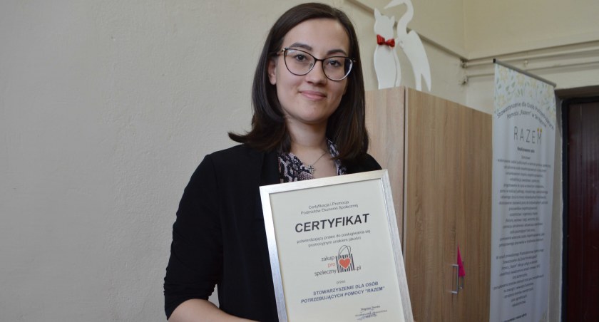 Certyfikat, jakim zostało wyróżnione Przedsiębiorstwo Społeczne ze Skrzynna,  prezentuje Klaudia Kaczmarek  fot.: Elżbieta Wodecka
