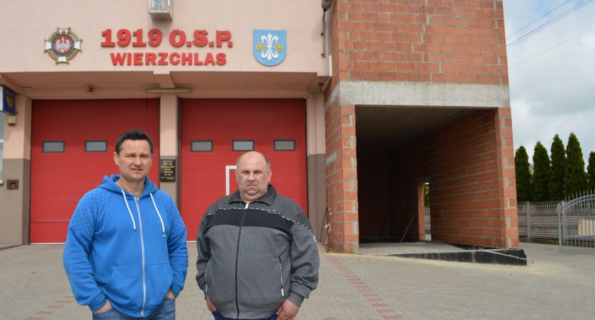 2 Dobudowywana część remizy jest sporym budynkiem. Na zdjęciu: (od lewej) Maciej Dura i Janusz Wolny fot.: Elżbieta Wodecka 