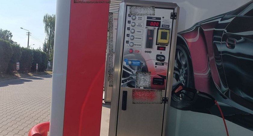 Na zdjęciu uszkodzony słup myjni w Sieradzu / Fot. KPP Sieradz 