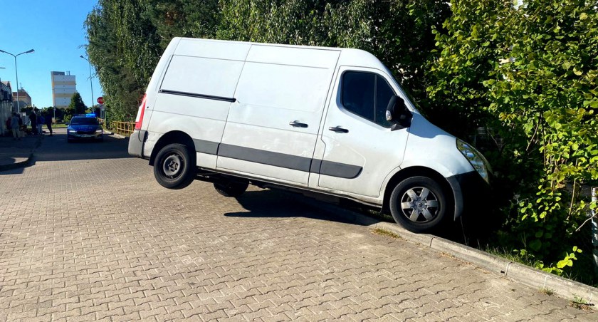 Na zdjęciu bus, który stoczył się z parkingu i uderzył w kobietę / Fot. KPP Piotrków Trybunalski