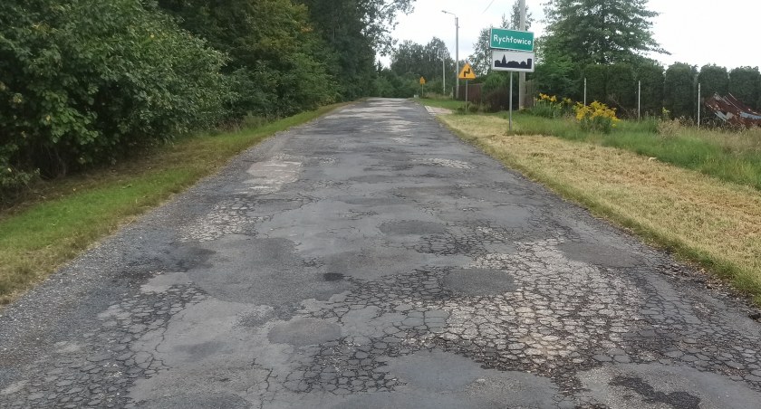 zdjęcie zniszczonego asfaltu w Rychłowicach/fot.: Magdalena Lizurej