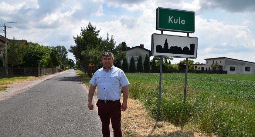 Wójt Mariusz Mielczarek podkreśla, że droga gminna w Kulach wymaga już remontu, bo co roku trzeba na tym odcinku łatać dziury  fot.: Katarzyna Cieślik