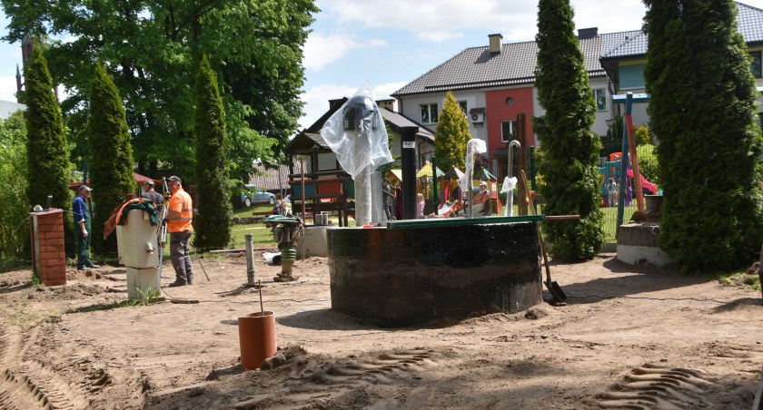 Postępy w budowie przepompowni ścieków widać na pierwszy rzut oka - wykonawca zamontował już główny zbiornik fot.: Katarzyna Cieślik