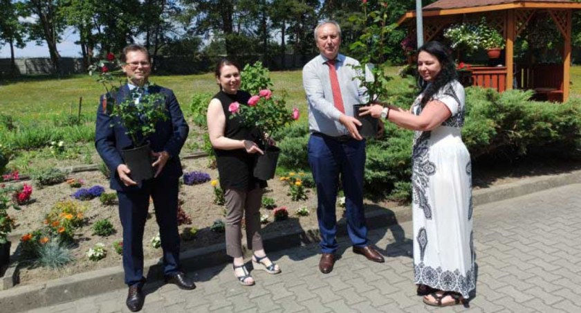 - Udział w #dpskawiaty challenge wzięli przedstawiciele  starostwa powiatowego, organu prowadzącego DPS w Bobrownikach. Fot.: Magdalena Lizurej