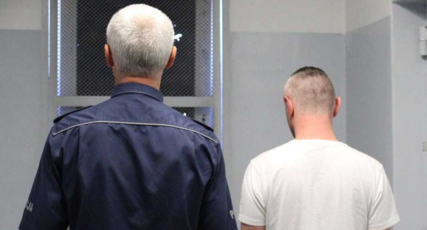 - 34-latek spędził noc w policyjnym areszcie po tym, jak kompletnie pijany wjechał alfą romeo do rowu.  fot.: KPP w Wieluniu