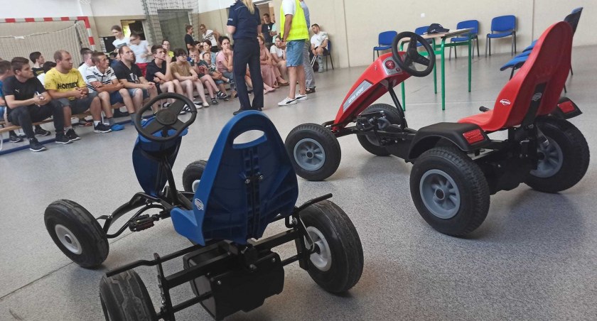 Wychowankowie Specjalnego Ośrodka Szkolno-Wychowawczego w Gromadzicach uwielbiają gokarty, właśnie dostali dwa nowe. Sporo emocji wzbudziła też wizyta policjantów w placówce fot.: Magdalena Lizurej