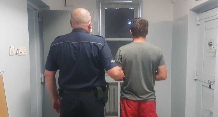 - 24-letni mężczyzna był poszukiwany przez wieluński sąd do odbycia kary więzienia. Został złapany, bo policjanci zauważyli, że kompletnie pijany jedzie na rowerze.  fot.: arch. KPP  w Wieluniu