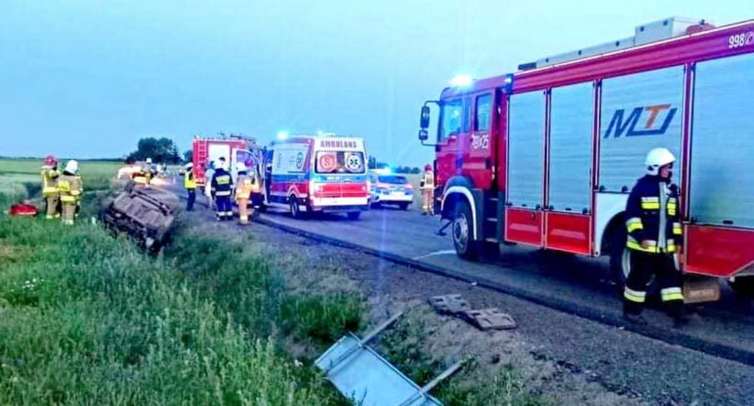 - 41-letni kierowca hyudaia na zakręcie zjechał na pobocze i dachował. Na szczęście nikomu nic się niestało. fot.: OSP Sulmierzyce