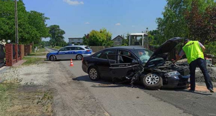 - Audi A6, po zderzeniu z maszyną budowlaną, uległo sporemu zniszczeniu. Do szpitala trafiła pasażerka pojazdu.  fot.: Magdalena Lizurej