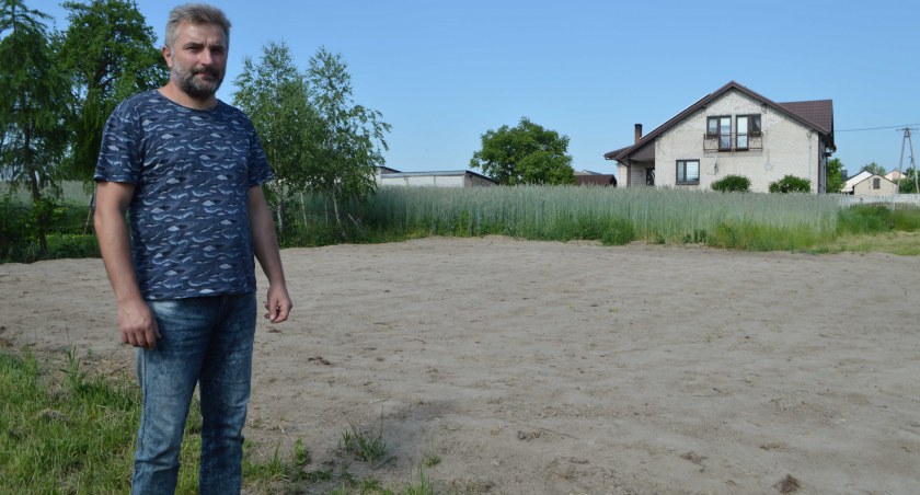 Działka pod plac zabaw jest już przygotowana – pokazuje radny Jan Tronina. - Nawieziono dobrej ziemi i posiano trawę fot.: Elżbieta Wodecka 