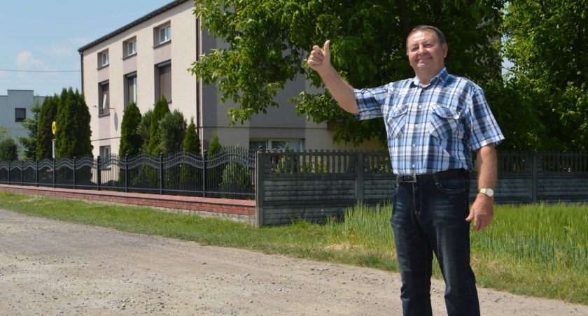  Eugeniusz Sawer cieszy się, że niebawem rozpocznie się długo oczekiwana przebudowa drogi Słupsko – Mamzerówka – Mątewki  fot.: Elżbieta Wodecka 