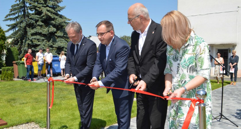 Przecięcia wstęgi dokonali: (od lewej) Wojciech Miedzianowski – prezes WFOŚiGW w Łodzi, poseł Paweł Rychlik, starosta Marek Kieler i dyrektor Maria Mikoda  fot.:Elżbieta Wodecka  