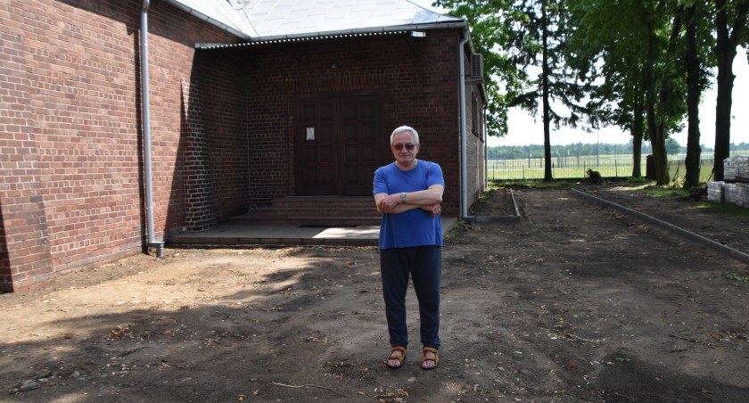 Ks. Bogdan Ignasiak przyznaje, że stara, betonowa kostka popękała, a została zniszczona przede wszystkim przez korzenie lip, które rosną wokół kościoła fot.: Katarzyna Cieślik