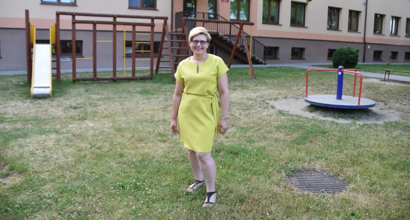 Marzena Warzycha zdradza, że dzięki pozyskanemu w tym roku grantowi plac zabaw przy szkole podstawowej wzbogaci się o nowe urządzenia  fot.: Katarzyna Cieślik