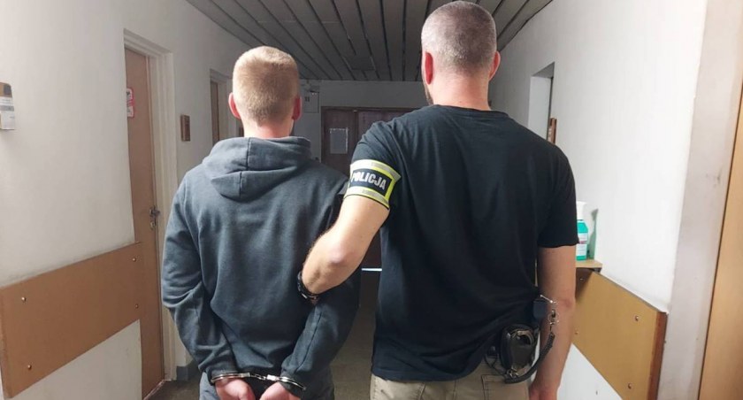 Na zdjęciu moment zatrzymania wandala / Fot. KPP Sieradz 