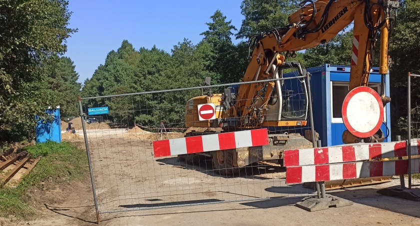 zdjęcie drogi w Strobinie, zamkniętej przed mostem/fot.: Magdalena Lizurej