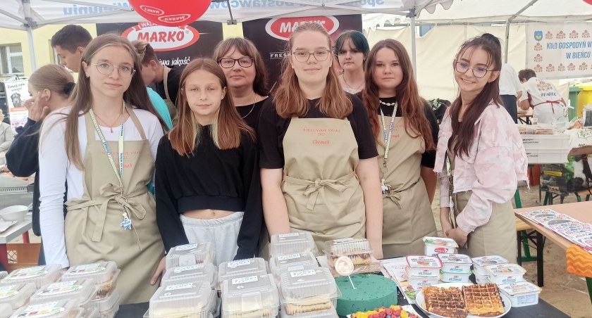zdjęcie jednego ze stoisk podczas Festiwalu Aktywności Społeczenej