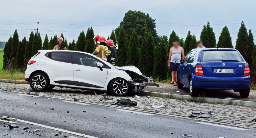 - Kierująca skodą 27-latka zjechała na krawężnik, aby uniknąć zderzenia z audi. Wcześniej audi wpadło na renault. fot.: Magdalena Lizurej