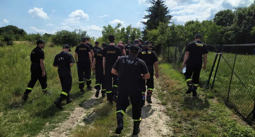 - Bliscy zgłosili zaginięcie 45-letniego mieszkańca Gaszyna. W sobotę w akcję poszukiwawczą zaangażowano policyjny śmigłowiec, funkcjonariuszy policji oraz strażaków. Fot.: OSP Dąbrowa