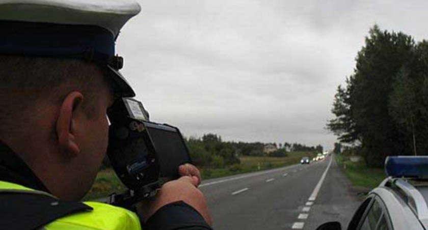 Pirat drogowy pędził przez Sokolniki nie zważając na to, że może stanowić poważne zagrożenie zarówno dla mieszkańców wsi, jaki dla siebie. arch. KPP  w Wieruszowie