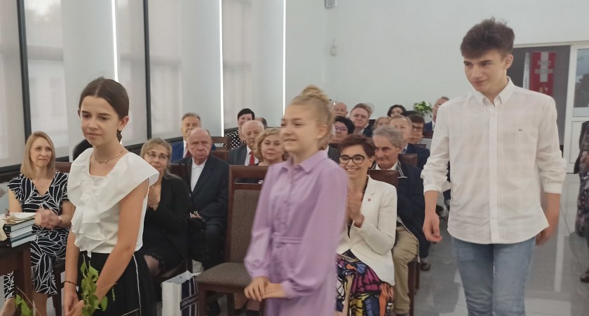 - Na „domu Fiszkala” odsłonięto pamiątkową tablicę. Wypisano na niej jakie szkoły i w jakich latach miały w tym miejscu swoją siedzibę. Fot.: Magdalena Lizurej