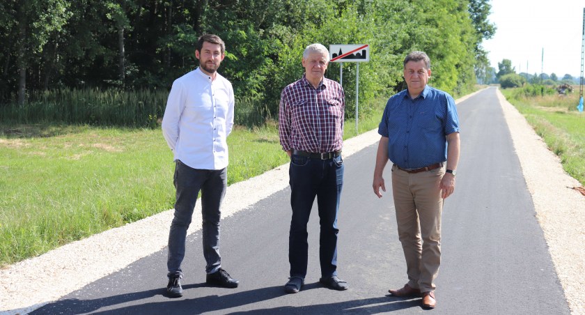 Droga Mazaniec – Kolonia Lipnik jest już po przebudowie. Na zdjęciu od lewej: specjalista zamówień publicznych Marcin Smejda, inspektor nadzoru Kazimierz Mamos i kierownik referatu inwestycji Tadeusz Ślusarek fot.: archiwum gminy