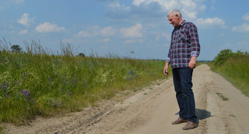 Sołtys Marek Serweta cieszy się, że już niebawem na drodze w kierunku Sieńca zmieniona zostanie nawierzchnia    fot.: Elżbieta Wodecka