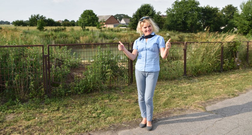 Sołtyska Anna Sierszeń przyznaje, że w ubiegłym roku udało się oczyścić staw w Marzęcicach fot.: Katarzyna Cieślik